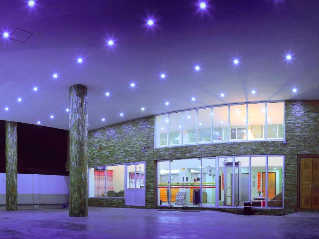 מוניווה King & Queen Hotel מראה חיצוני תמונה