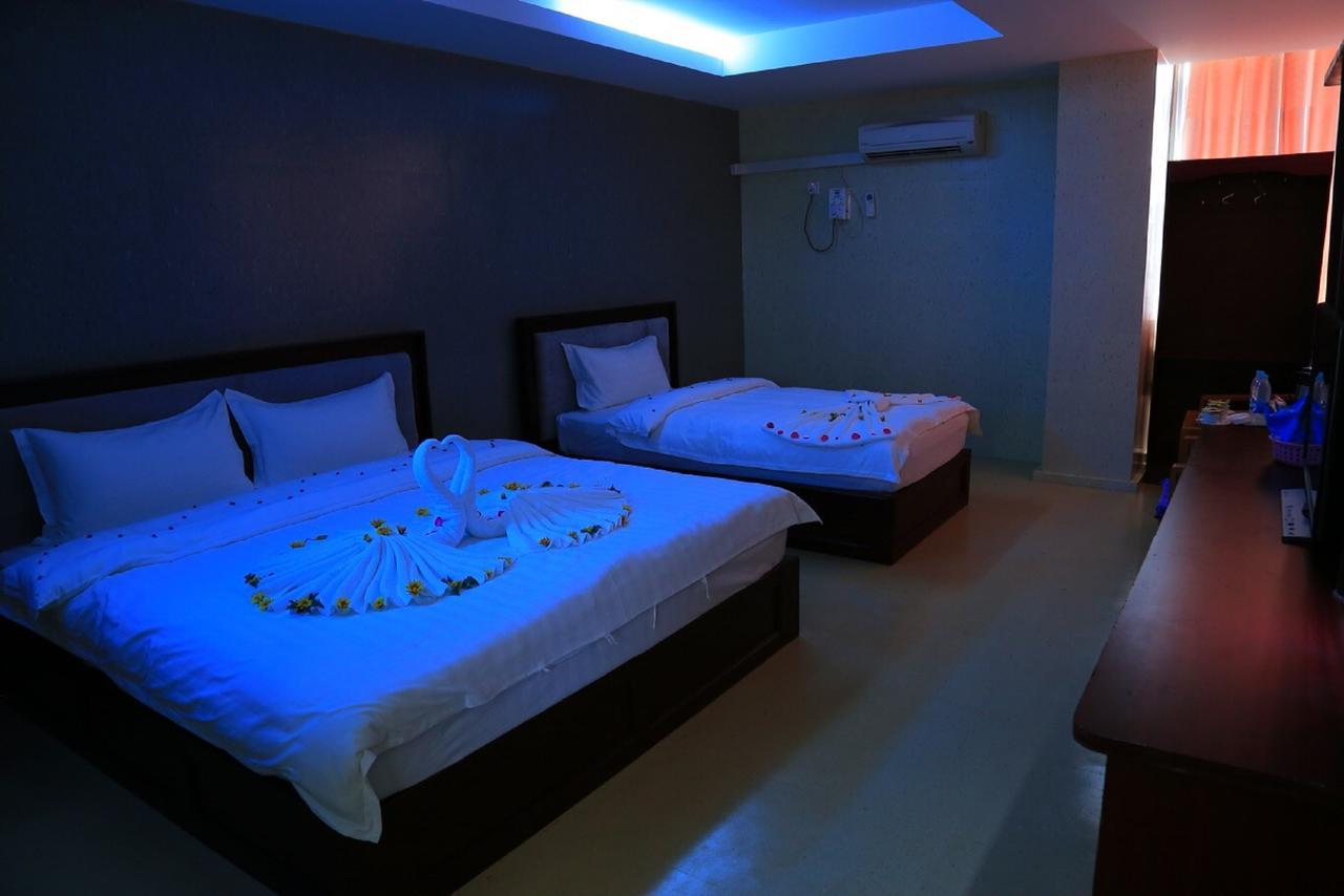 מוניווה King & Queen Hotel מראה חיצוני תמונה