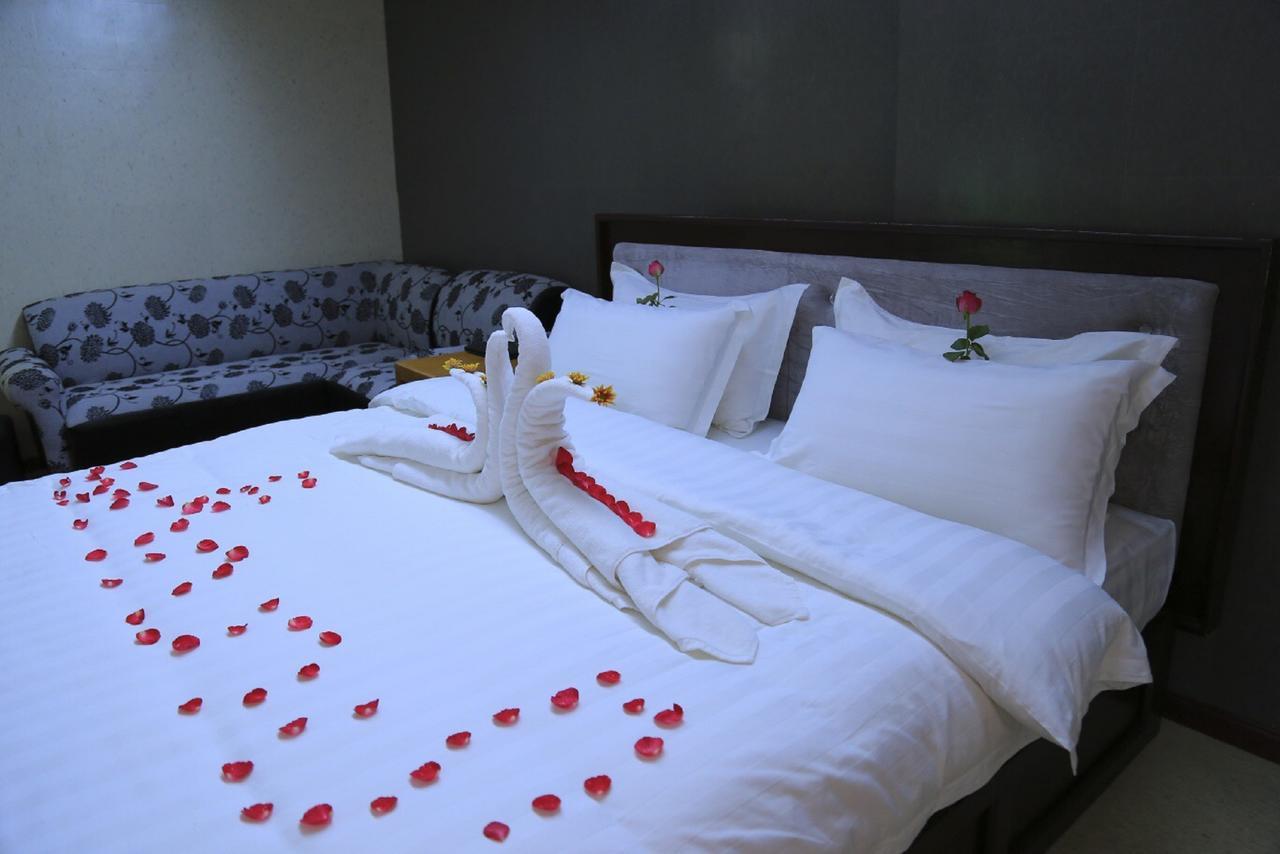 מוניווה King & Queen Hotel מראה חיצוני תמונה