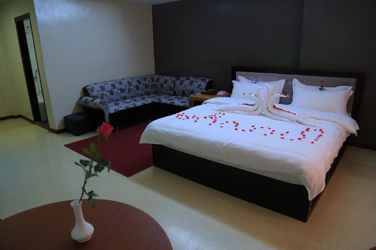 מוניווה King & Queen Hotel מראה חיצוני תמונה