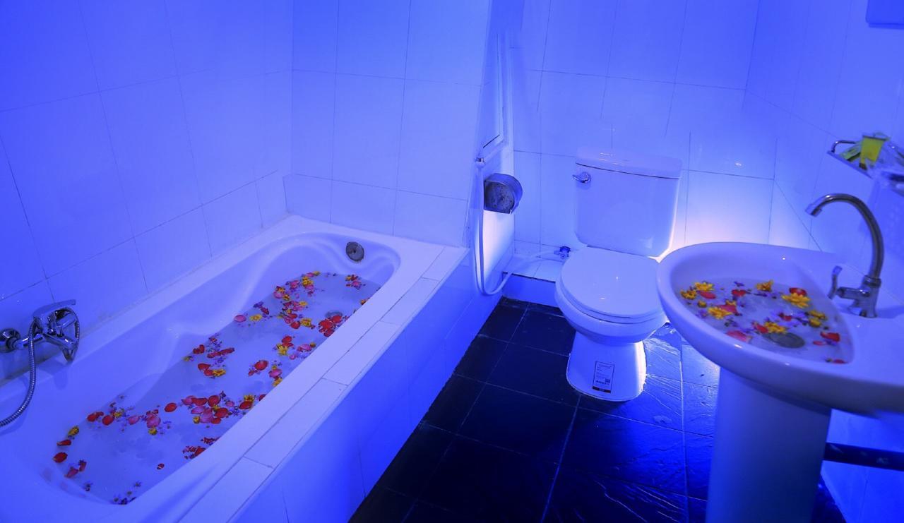 מוניווה King & Queen Hotel מראה חיצוני תמונה